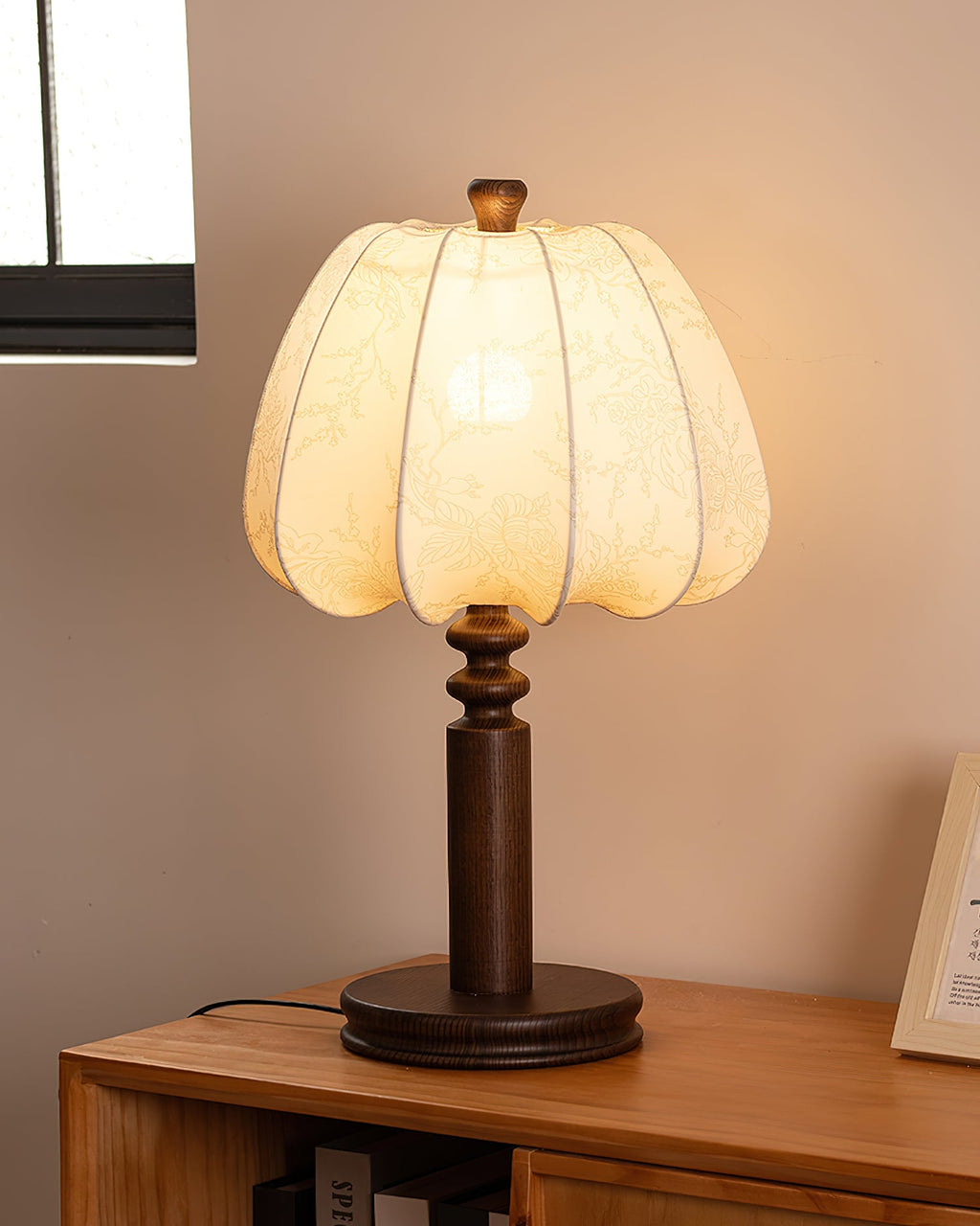 Lampe de table tissu beige bois noyer abat-jour design naturel scandinave salon chambre — Vue 8 | Atelier Norell