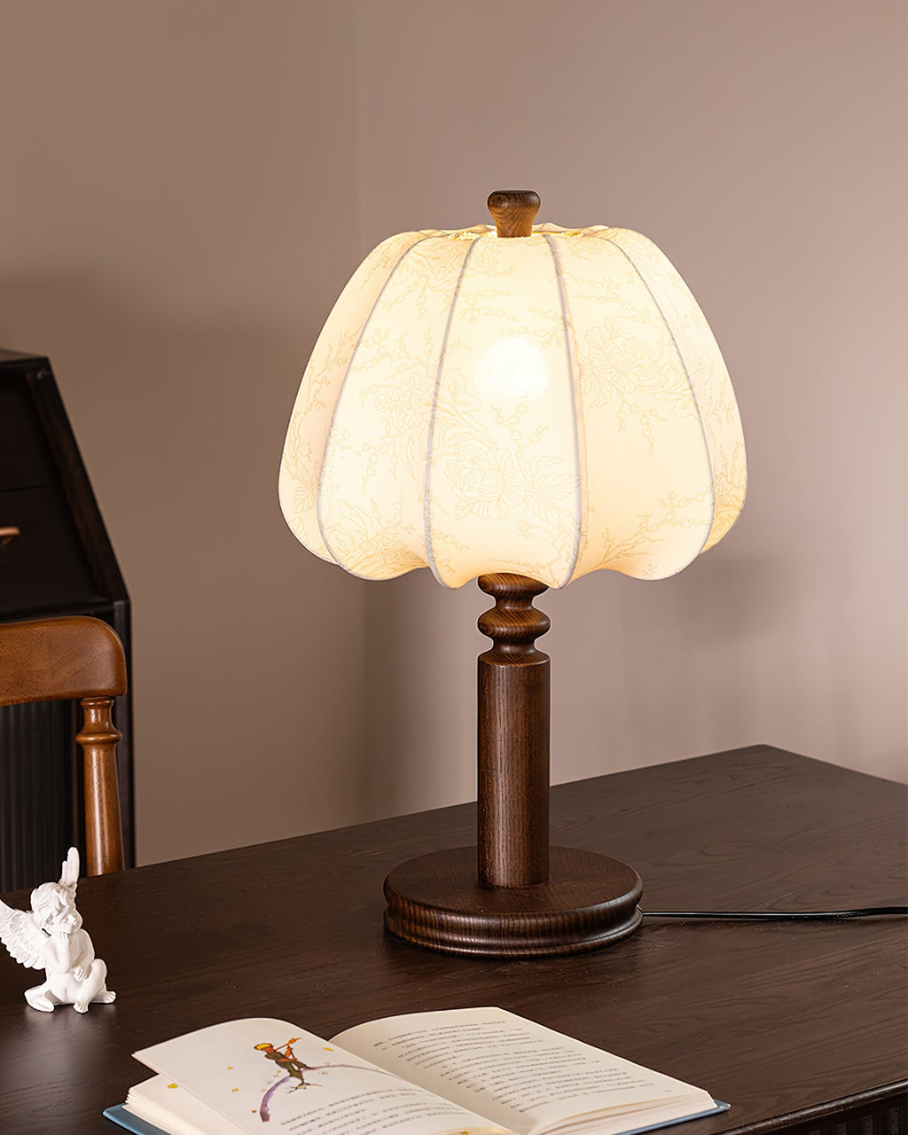 Lampe de table tissu beige bois noyer abat-jour design naturel scandinave salon chambre — Vue 9 | Atelier Norell
