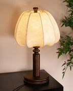 Lampe de table tissu beige bois noyer abat-jour design naturel scandinave salon chambre — Vue 10 | Atelier Norell