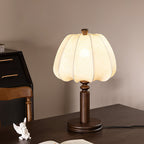 Lampe de table tissu beige bois noyer abat-jour design naturel scandinave salon chambre — Vue 5 | Atelier Norell