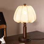Lampe de table tissu beige bois noyer abat-jour design naturel scandinave salon chambre — Vue 6 | Atelier Norell