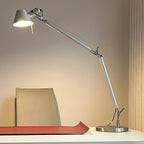 Lampe de table chromée design épuré hauteur ajustable bureau salon contemporain — Vue 4 | Atelier Norell