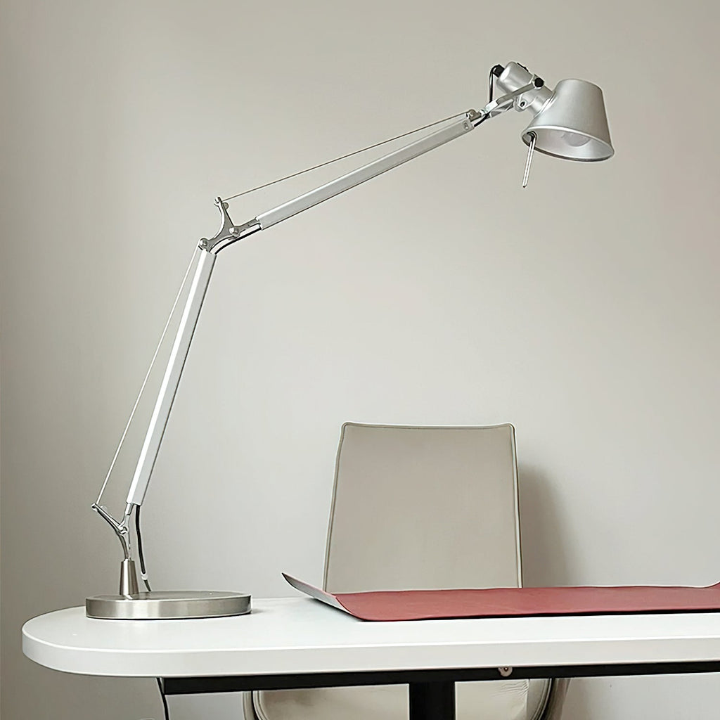 Lampe de table chromée design épuré hauteur ajustable bureau salon contemporain — Vue 9 | Atelier Norell