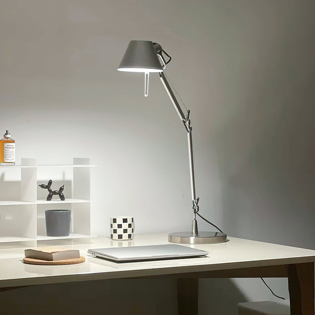 Lampe de table chromée design épuré hauteur ajustable bureau salon contemporain — Vue 5 | Atelier Norell