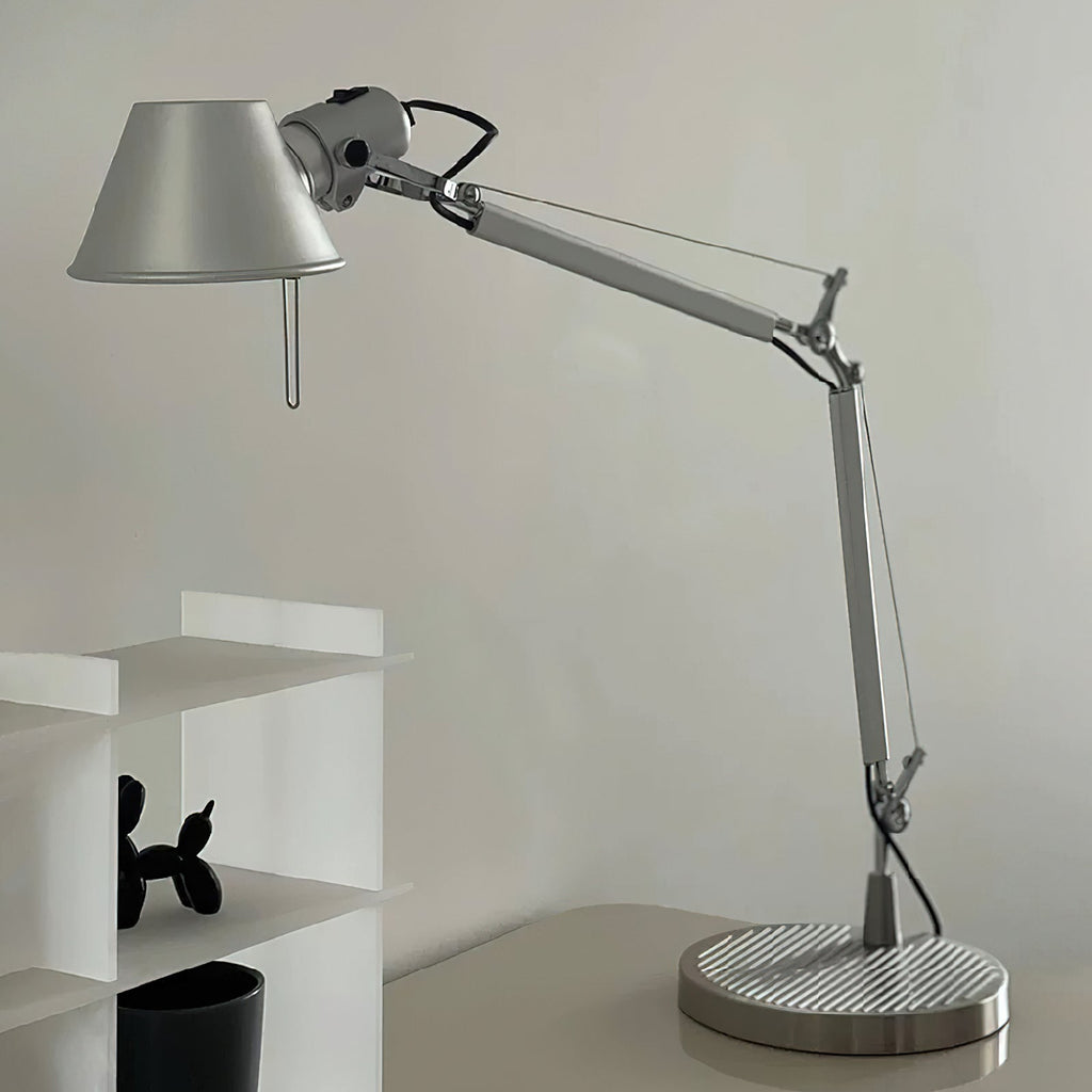 Lampe de table chromée design épuré hauteur ajustable bureau salon contemporain — Vue 7 | Atelier Norell