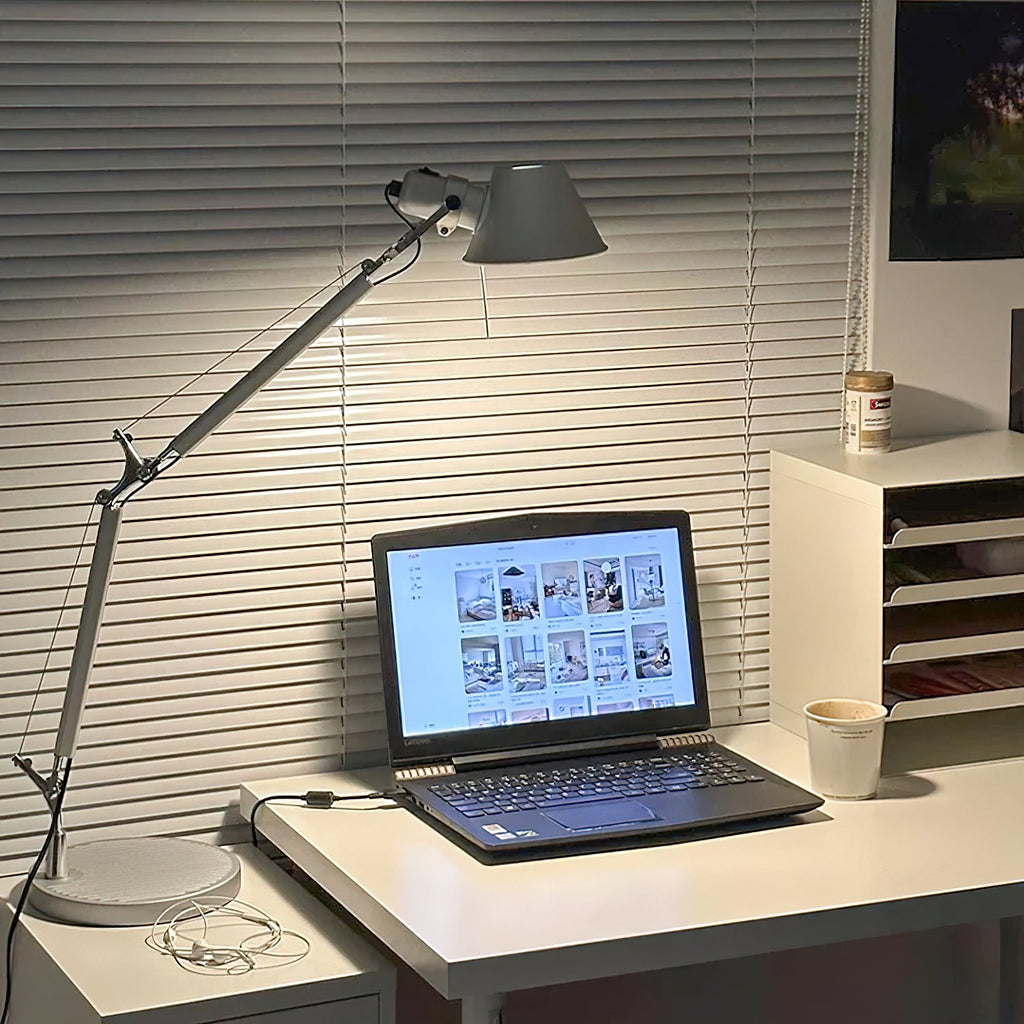 Lampe de table chromée design épuré hauteur ajustable bureau salon contemporain — Vue 8 | Atelier Norell
