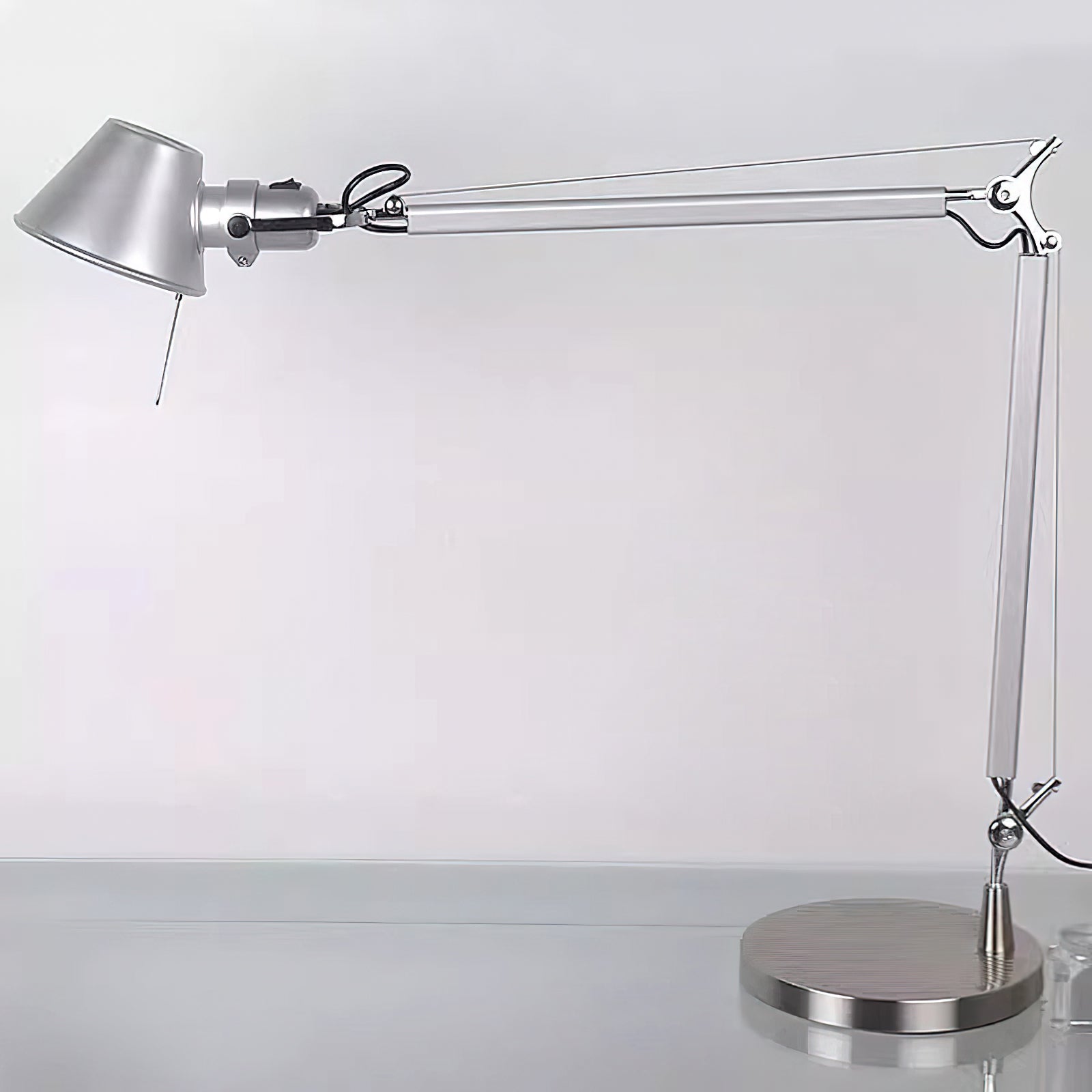 Lampe de table chromée design épuré hauteur ajustable bureau salon contemporain — Vue 11 | Atelier Norell