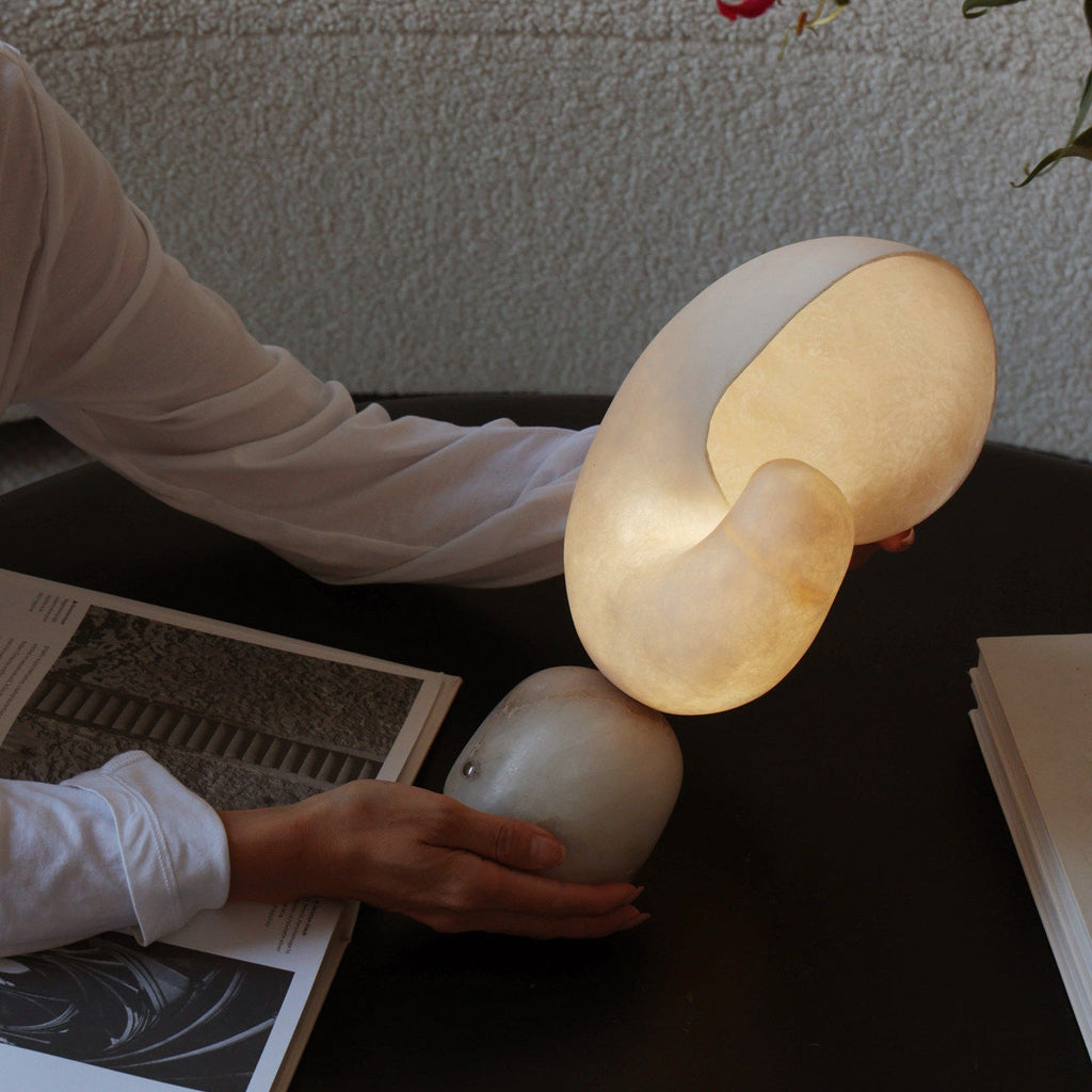 Lampe de table albâtre naturel rechargeable USB design luxe minéral salon chambre — Vue 10 | Atelier Norell