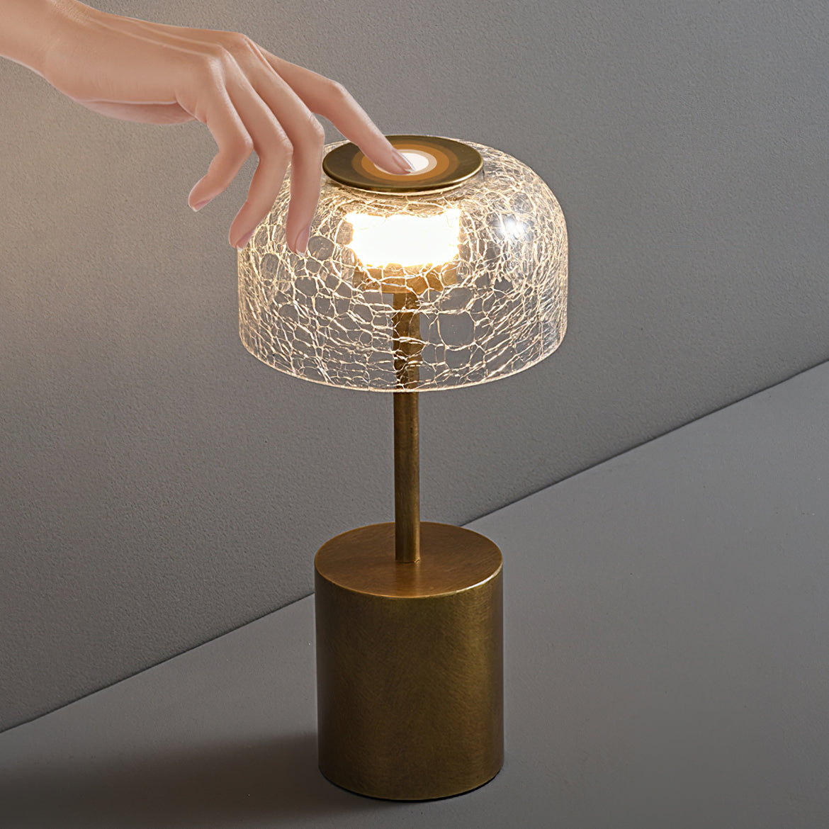 Lampe de table rechargeable verre craquelé bronze design vintage ambiance chaleureuse — Vue 12 | Atelier Norell