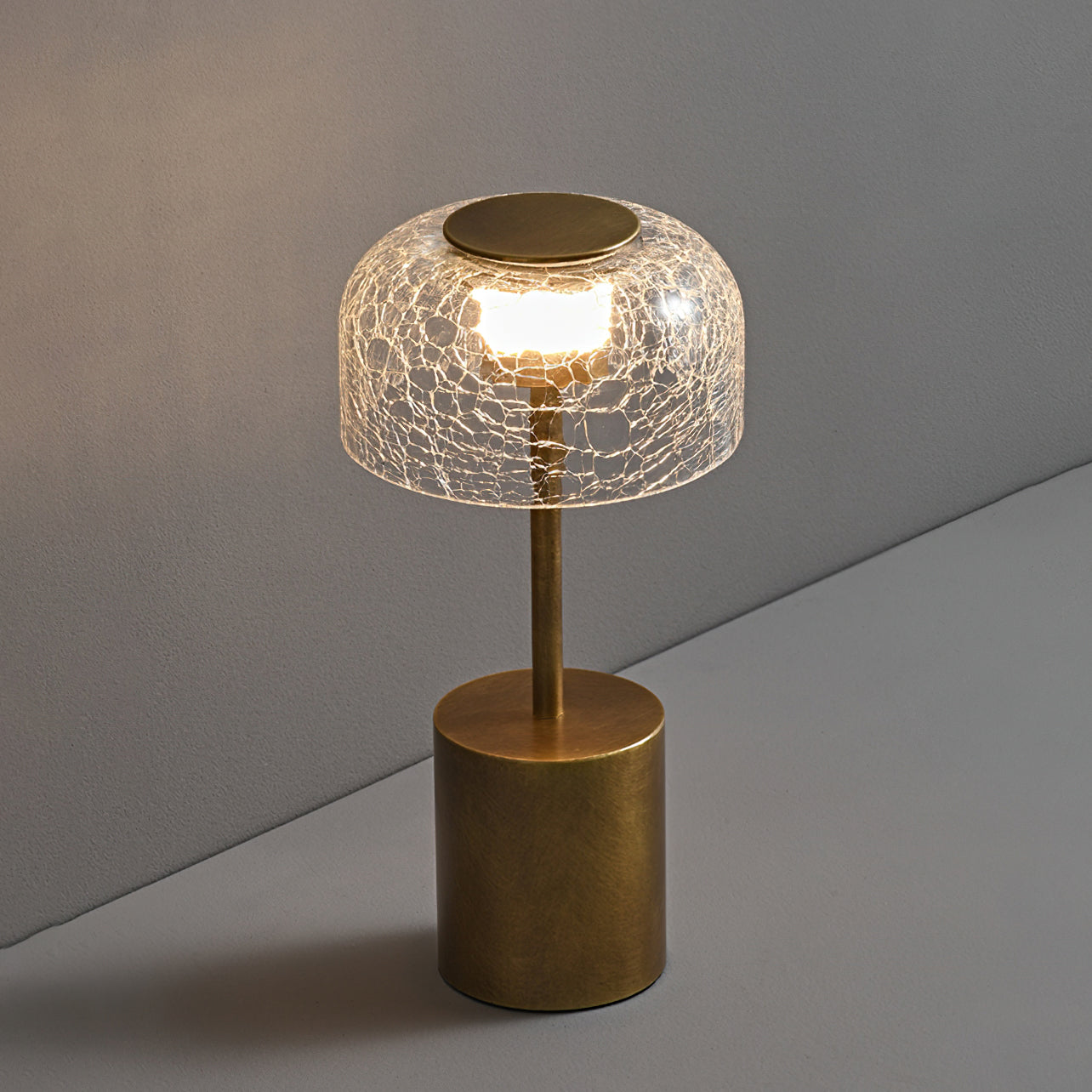 Lampe de table rechargeable verre craquelé bronze design vintage ambiance chaleureuse — Vue 19 | Atelier Norell