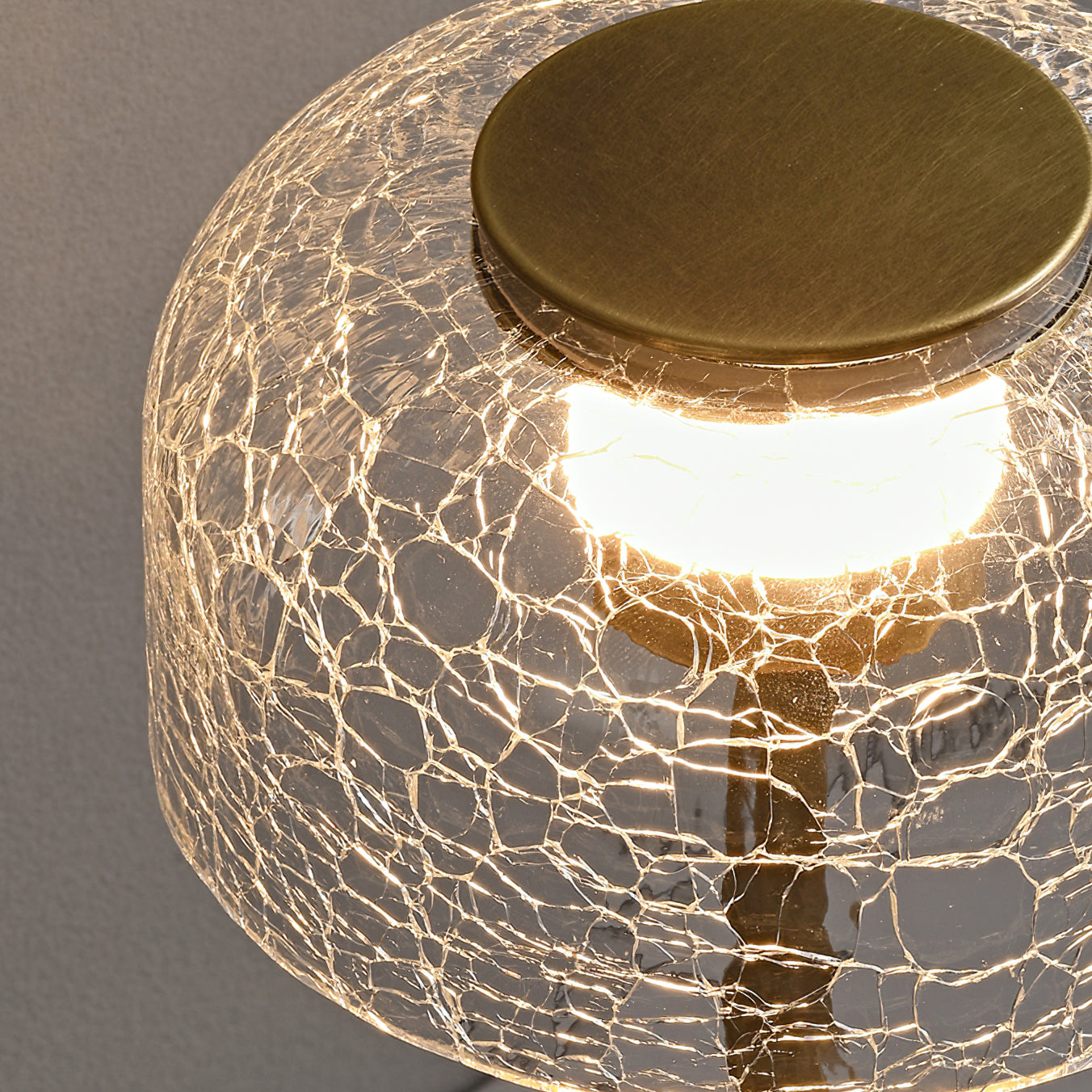 Lampe de table rechargeable verre craquelé bronze design vintage ambiance chaleureuse — Vue 16 | Atelier Norell
