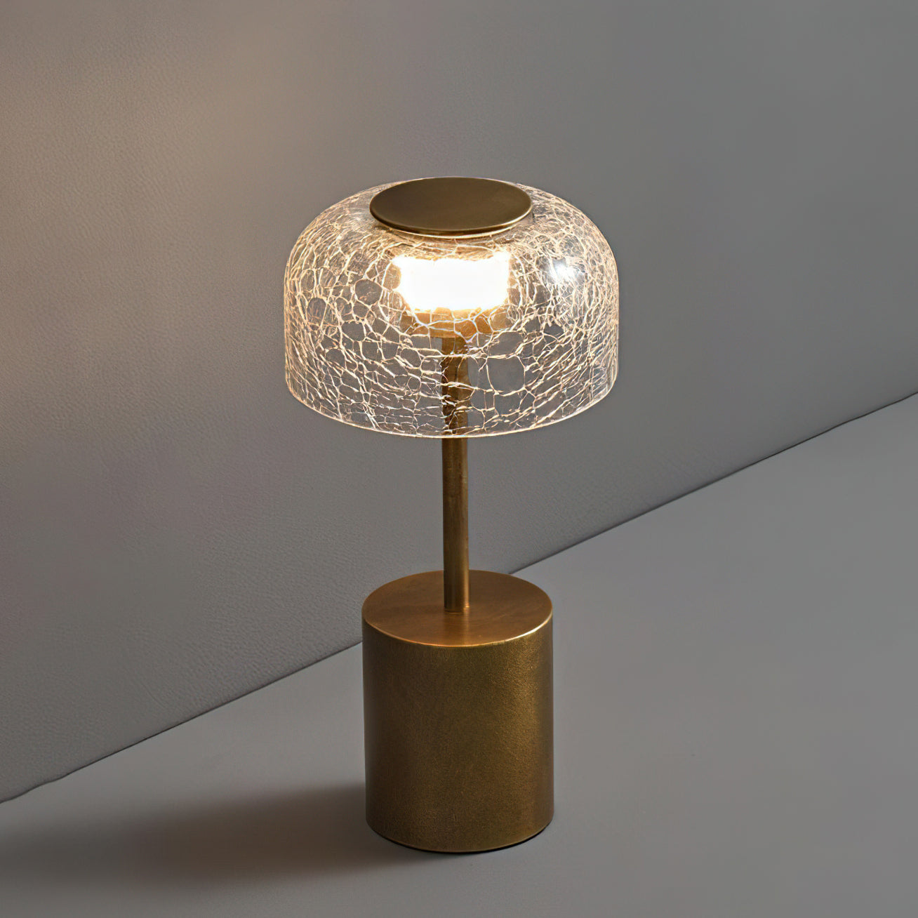 Lampe de table rechargeable verre craquelé bronze design vintage ambiance chaleureuse — Vue 8 | Atelier Norell