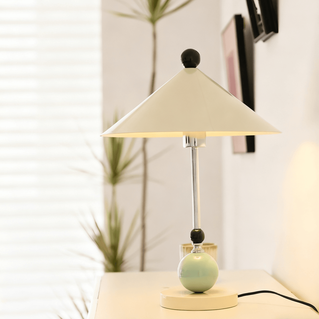Lampe de table métal vert géométrique tissu beige design contemporain salon bureau — Vue 5 | Atelier Norell