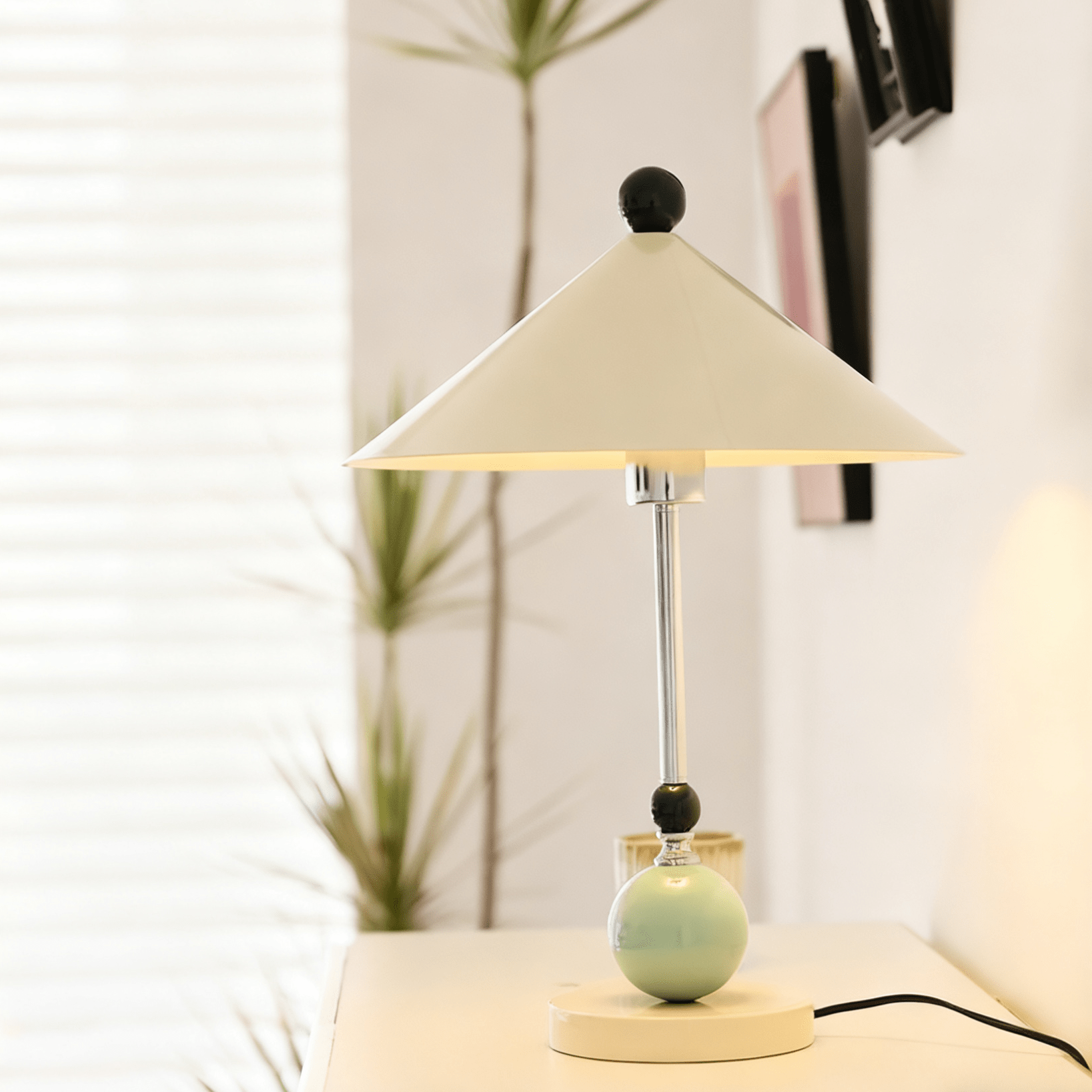 Lampe de table métal vert géométrique tissu beige design contemporain salon bureau — Vue 5 | Atelier Norell