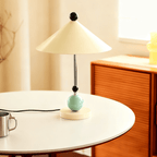 Lampe de table métal vert géométrique tissu beige design contemporain salon bureau — Vue 2 | Atelier Norell