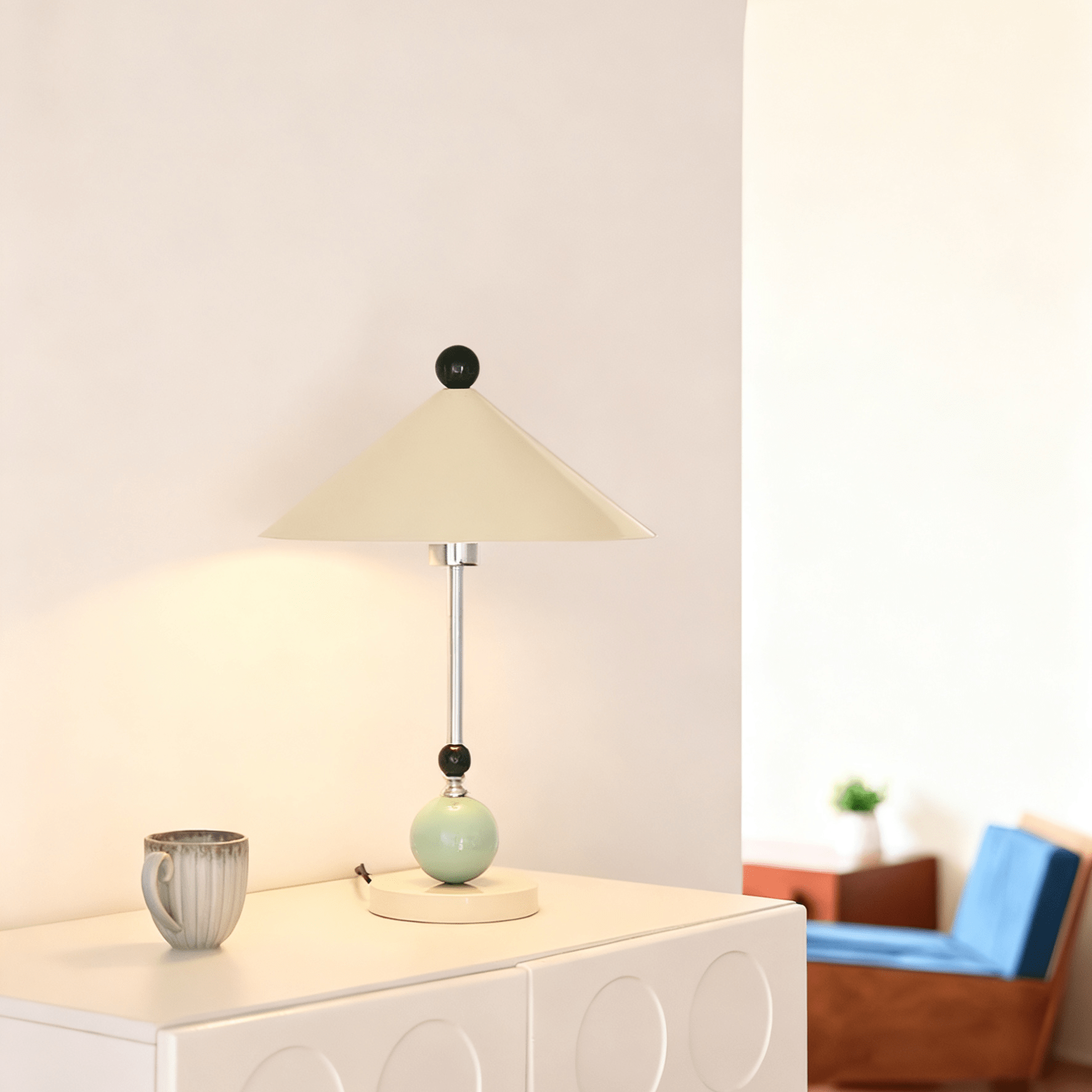 Lampe de table métal vert géométrique tissu beige design contemporain salon bureau — Vue 8 | Atelier Norell