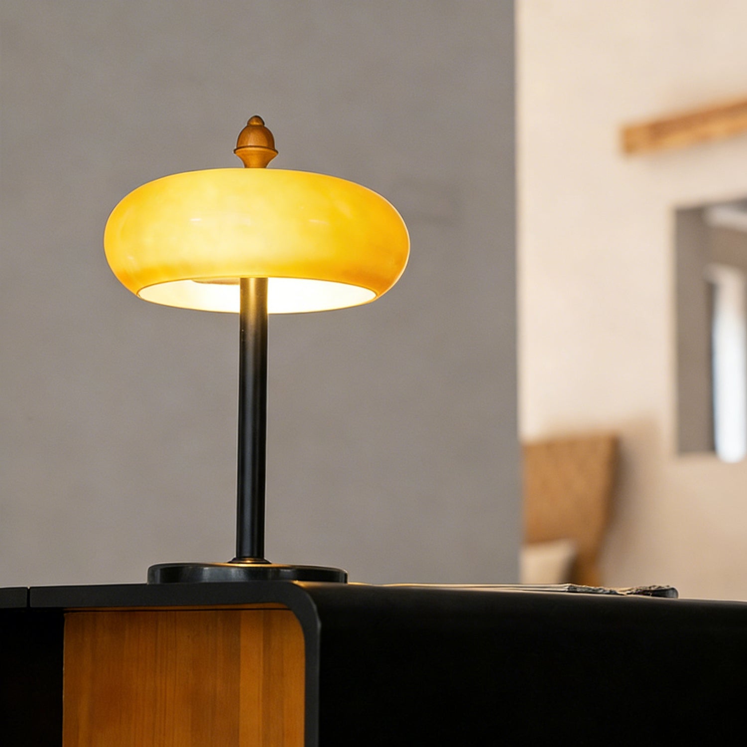 Lampe de table métal noir cuir caramel design contemporain industriel salon bureau — Vue 10 | Atelier Norell