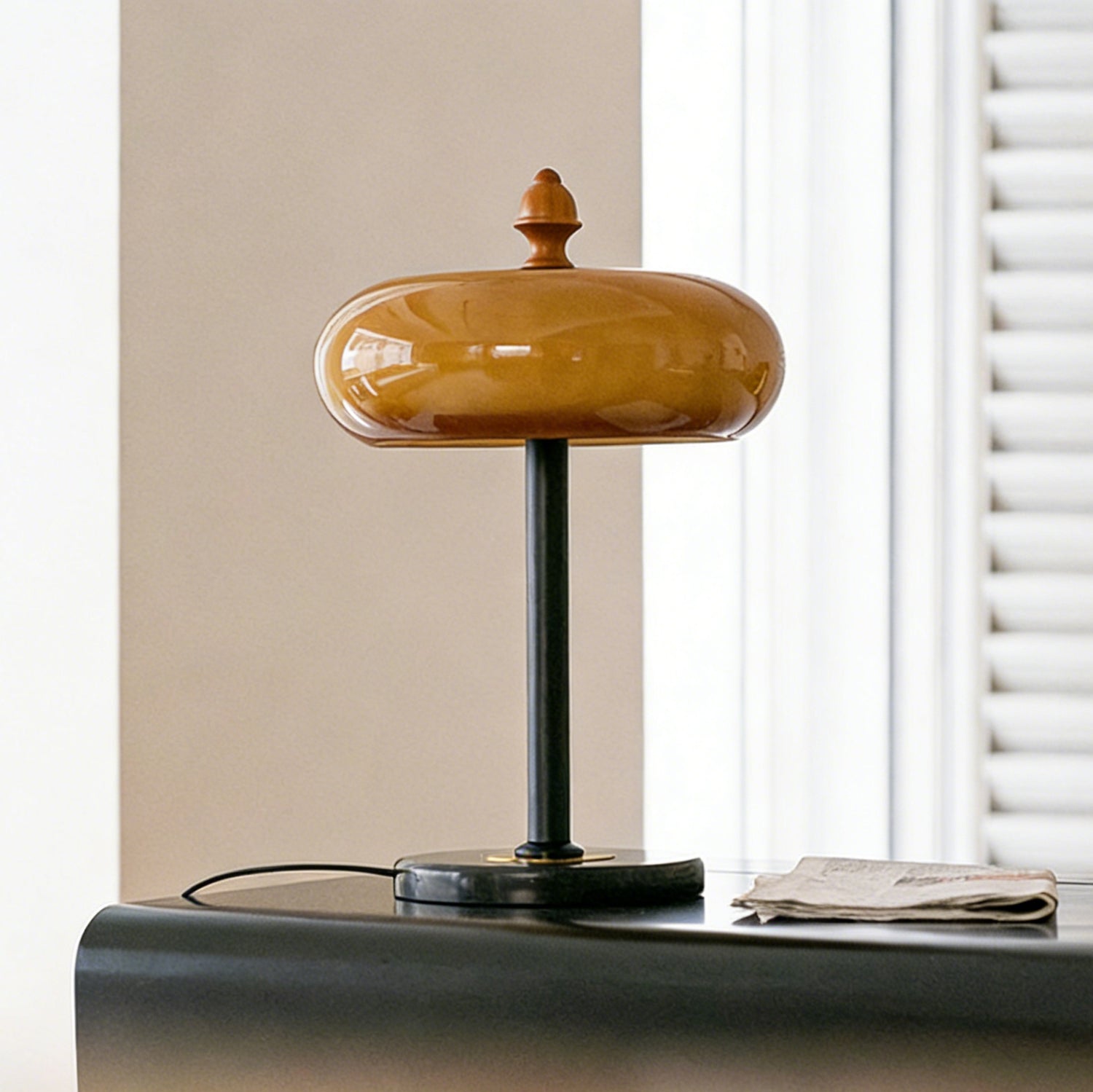 Lampe de table métal noir cuir caramel design contemporain industriel salon bureau — Vue 8 | Atelier Norell