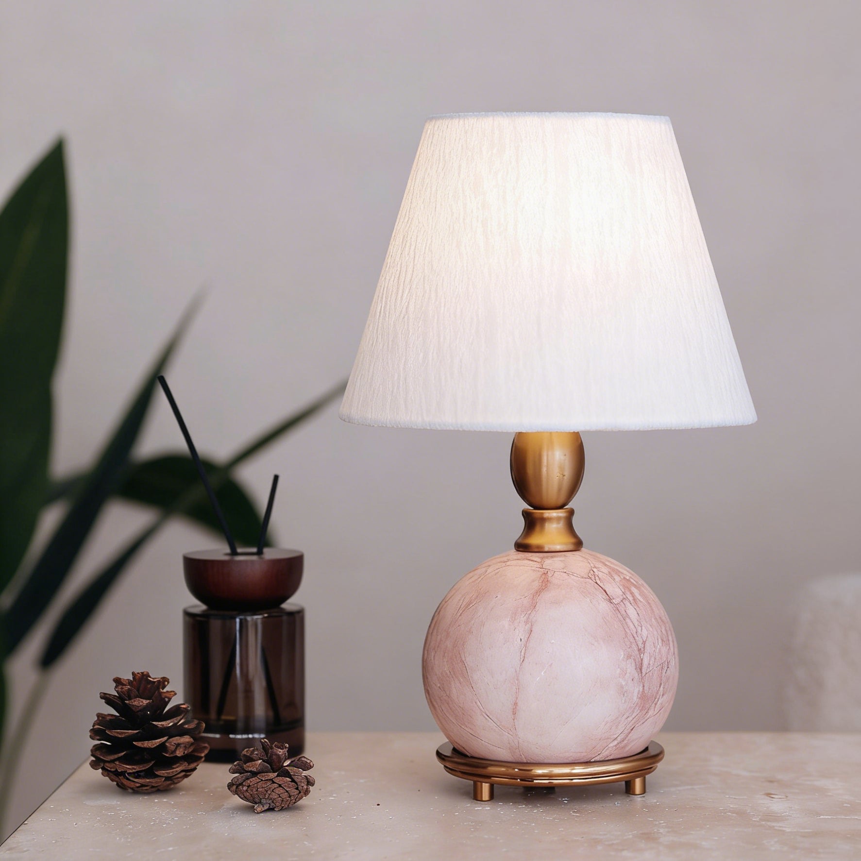 Lampe de table céramique rose et blanc design contemporain doux chambre salon chevet — Vue 8 | Atelier Norell