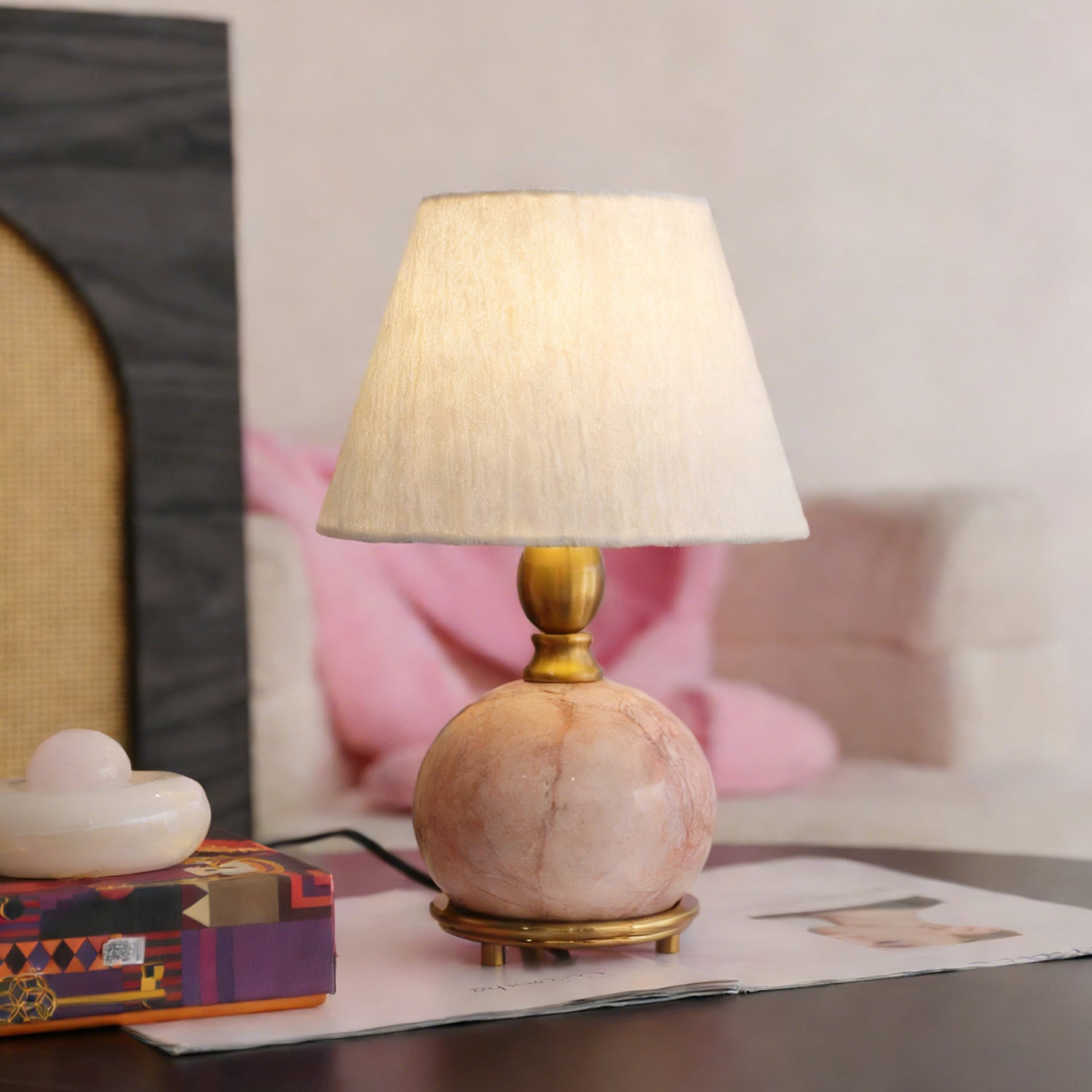 Lampe de table céramique rose et blanc design contemporain doux chambre salon chevet — Vue 10 | Atelier Norell