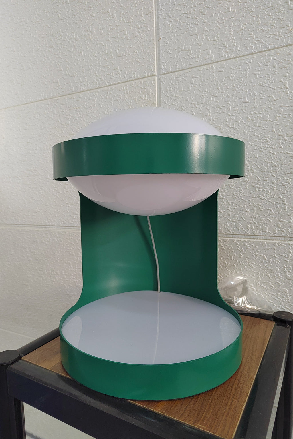 Lampe de table métal vert design contemporain géométrique bureau salon chambre — Vue 15 | Atelier Norell