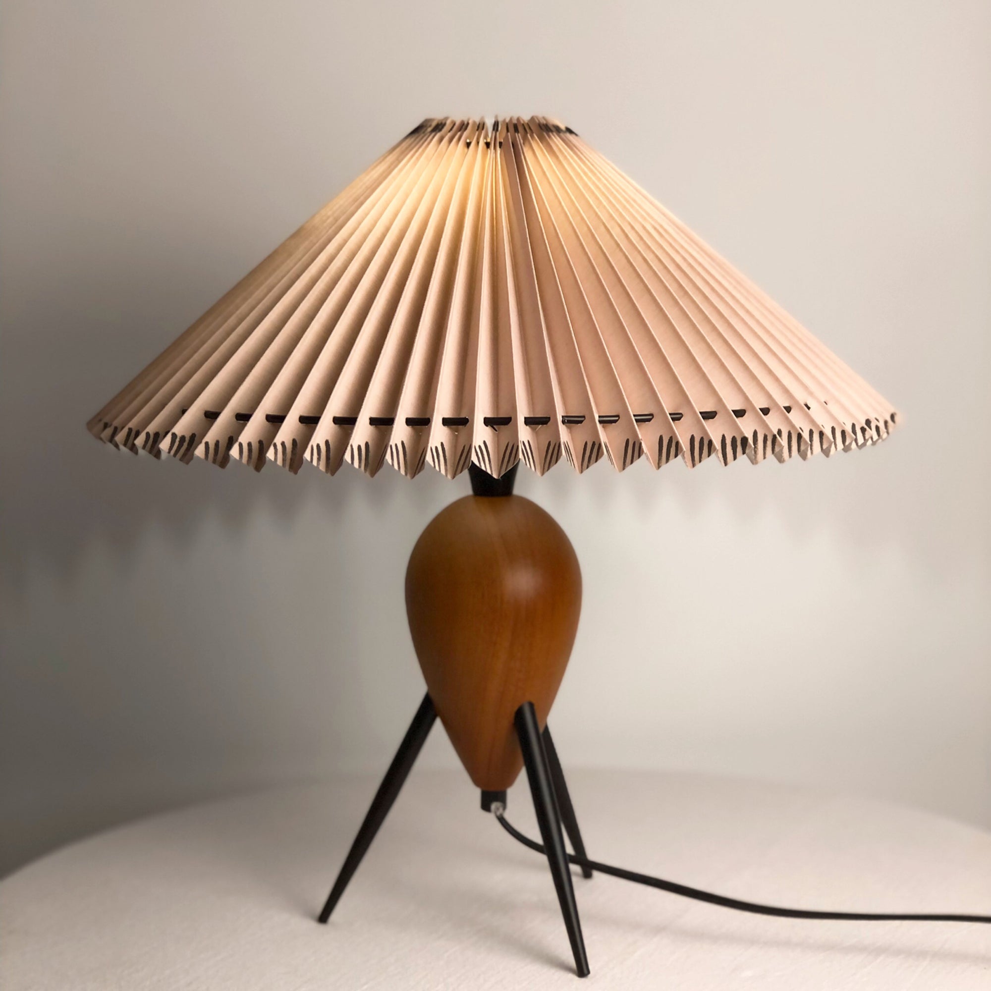 Lampe de table métal noir marron abat-jour design asiatique contemporain salon chambre — Vue 3 | Atelier Norell