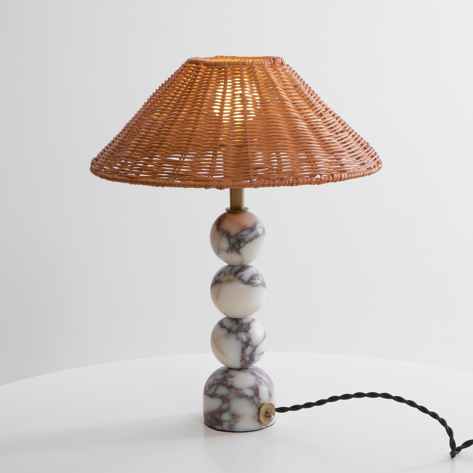 Lampe de table rotin naturel grand abat-jour bohème artisanal salon salle à manger — Vue 20 | Atelier Norell