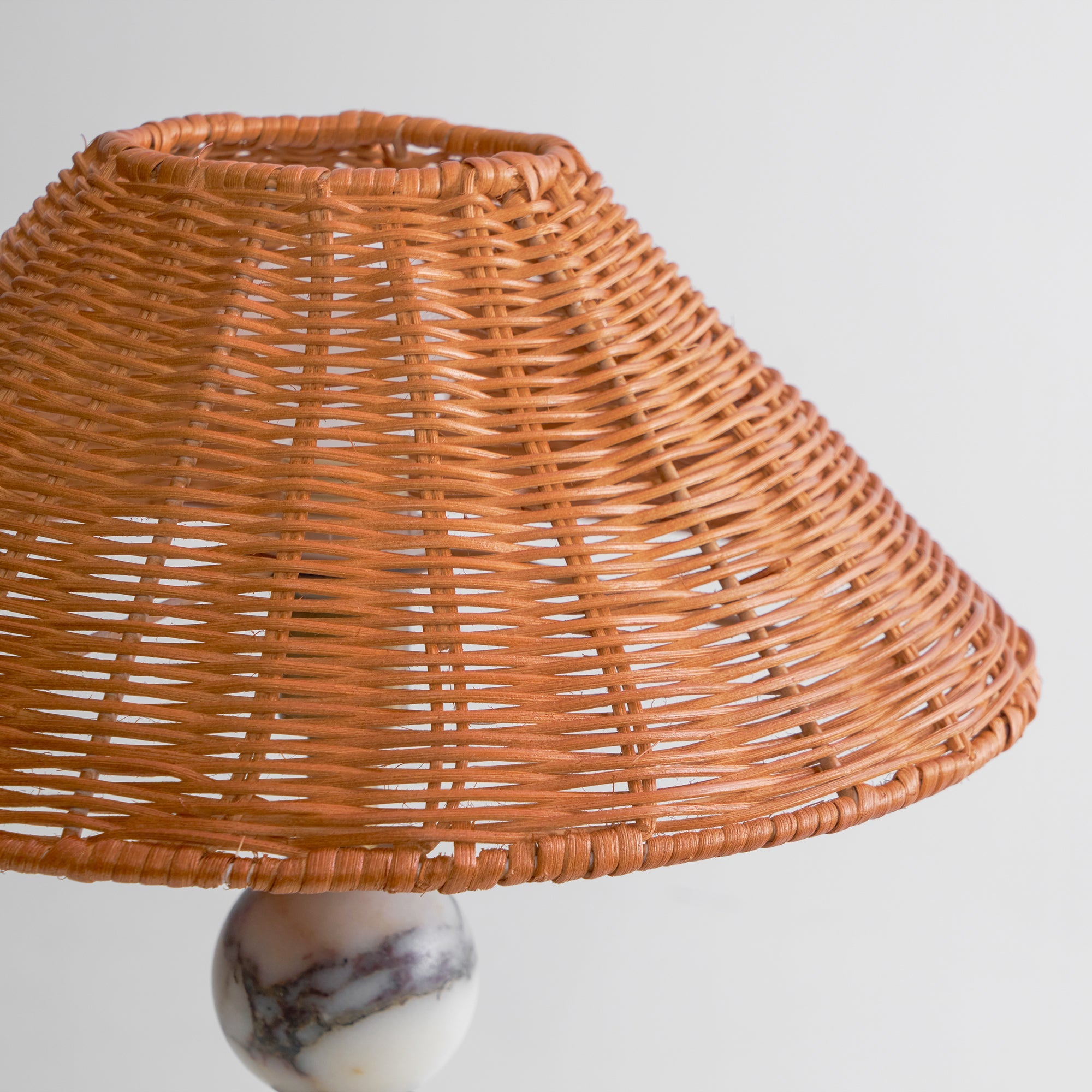 Lampe de table rotin naturel grand abat-jour bohème artisanal salon salle à manger — Vue 25 | Atelier Norell